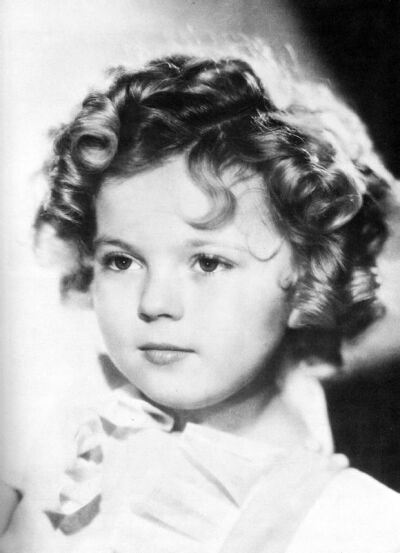  秀兰·邓波尔（Shirley Temple，1928年4月23日-2014年2月11日），儿童时期为美国著名童星之一，美国历史上第一位女礼宾司司长。生于美国加利福尼亚州的圣莫尼卡。她的父亲乔治·弗朗西斯·邓波儿，（George Francis Te…