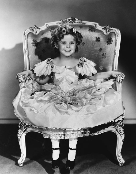  秀兰·邓波尔（Shirley Temple，1928年4月23日-2014年2月11日），儿童时期为美国著名童星之一，美国历史上第一位女礼宾司司长。生于美国加利福尼亚州的圣莫尼卡。她的父亲乔治·弗朗西斯·邓波儿，（George Francis Temple）是一位银行的出纳员，她母亲格特鲁德·阿米莉亚·邓波儿，是一位家庭主妇。她的祖先来自于英国、德国及荷兰。