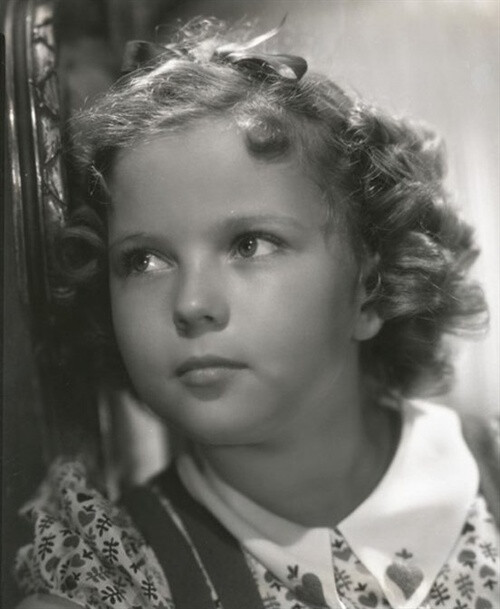  秀兰·邓波尔（Shirley Temple，1928年4月23日-2014年2月11日），儿童时期为美国著名童星之一，美国历史上第一位女礼宾司司长。生于美国加利福尼亚州的圣莫尼卡。她的父亲乔治·弗朗西斯·邓波儿，（George Francis Temple）是一位银行的出纳员，她母亲格特鲁德·阿米莉亚·邓波儿，是一位家庭主妇。她的祖先来自于英国、德国及荷兰。