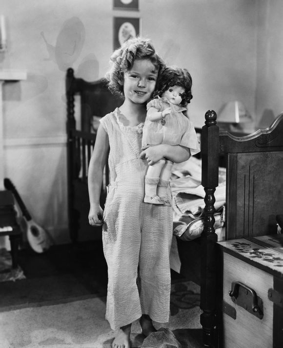  秀兰·邓波尔（Shirley Temple，1928年4月23日-2014年2月11日），儿童时期为美国著名童星之一，美国历史上第一位女礼宾司司长。生于美国加利福尼亚州的圣莫尼卡。她的父亲乔治·弗朗西斯·邓波儿，（George Francis Temple）是一位银行的出纳员，她母亲格特鲁德·阿米莉亚·邓波儿，是一位家庭主妇。她的祖先来自于英国、德国及荷兰。