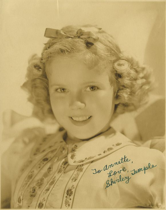  秀兰·邓波尔（Shirley Temple，1928年4月23日-2014年2月11日），儿童时期为美国著名童星之一，美国历史上第一位女礼宾司司长。生于美国加利福尼亚州的圣莫尼卡。她的父亲乔治·弗朗西斯·邓波儿，（George Francis Temple）是一位银行的出纳员，她母亲格特鲁德·阿米莉亚·邓波儿，是一位家庭主妇。她的祖先来自于英国、德国及荷兰。