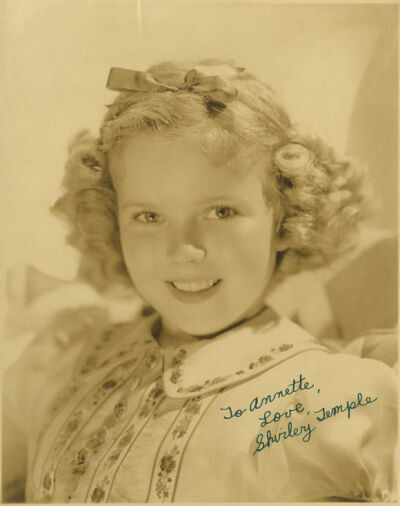  秀兰·邓波尔（Shirley Temple，1928年4月23日-2014年2月11日），儿童时期为美国著名童星之一，美国历史上第一位女礼宾司司长。生于美国加利福尼亚州的圣莫尼卡。她的父亲乔治·弗朗西斯·邓波儿，（George Francis Te…