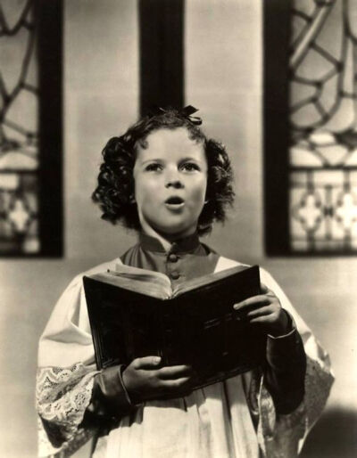  秀兰·邓波尔（Shirley Temple，1928年4月23日-2014年2月11日），儿童时期为美国著名童星之一，美国历史上第一位女礼宾司司长。生于美国加利福尼亚州的圣莫尼卡。她的父亲乔治·弗朗西斯·邓波儿，（George Francis Te…