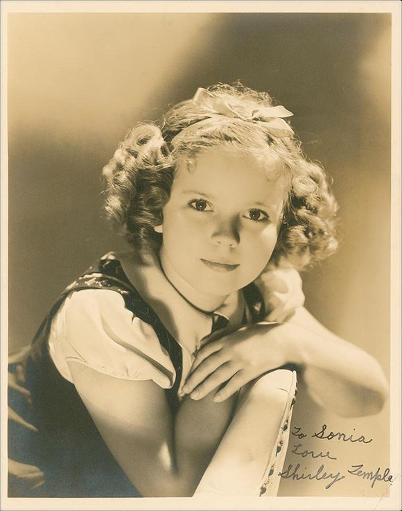  秀兰·邓波尔（Shirley Temple，1928年4月23日-2014年2月11日），儿童时期为美国著名童星之一，美国历史上第一位女礼宾司司长。生于美国加利福尼亚州的圣莫尼卡。她的父亲乔治·弗朗西斯·邓波儿，（George Francis Temple）是一位银行的出纳员，她母亲格特鲁德·阿米莉亚·邓波儿，是一位家庭主妇。她的祖先来自于英国、德国及荷兰。