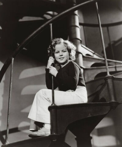  秀兰·邓波尔（Shirley Temple，1928年4月23日-2014年2月11日），儿童时期为美国著名童星之一，美国历史上第一位女礼宾司司长。生于美国加利福尼亚州的圣莫尼卡。她的父亲乔治·弗朗西斯·邓波儿，（George Francis Te…