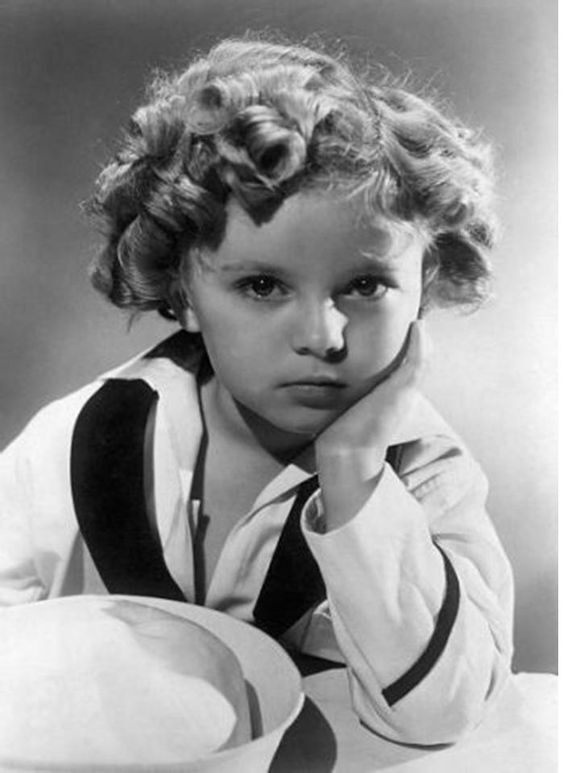  秀兰·邓波尔（Shirley Temple，1928年4月23日-2014年2月11日），儿童时期为美国著名童星之一，美国历史上第一位女礼宾司司长。生于美国加利福尼亚州的圣莫尼卡。她的父亲乔治·弗朗西斯·邓波儿，（George Francis Temple）是一位银行的出纳员，她母亲格特鲁德·阿米莉亚·邓波儿，是一位家庭主妇。她的祖先来自于英国、德国及荷兰。