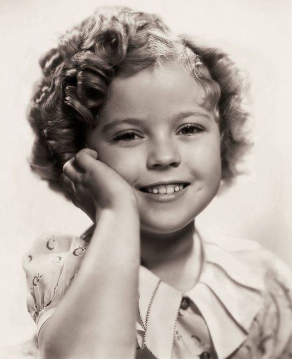 秀兰·邓波尔（Shirley Temple，1928年4月23日-2014年2月11日），儿童时期为美国著名童星之一，美国历史上第一位女礼宾司司长。生于美国加利福尼亚州的圣莫尼卡。她的父亲乔治·弗朗西斯·邓波儿，（George Francis Temple）是一位银行的出纳员，她母亲格特鲁德·阿米莉亚·邓波儿，是一位家庭主妇。她的祖先来自于英国、德国及荷兰。