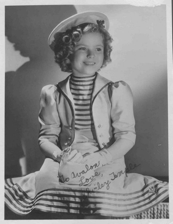 秀兰·邓波尔（Shirley Temple，1928年4月23日-2014年2月11日），儿童时期为美国著名童星之一，美国历史上第一位女礼宾司司长。生于美国加利福尼亚州的圣莫尼卡。她的父亲乔治·弗朗西斯·邓波儿，（George Francis Temple）是一位银行的出纳员，她母亲格特鲁德·阿米莉亚·邓波儿，是一位家庭主妇。她的祖先来自于英国、德国及荷兰。