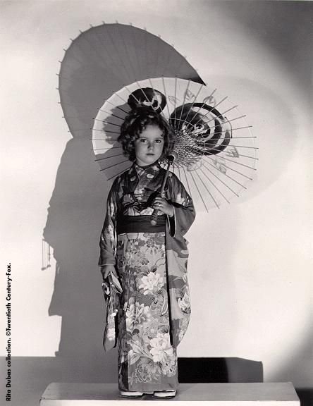 秀兰·邓波尔（Shirley Temple，1928年4月23日-2014年2月11日），儿童时期为美国著名童星之一，美国历史上第一位女礼宾司司长。生于美国加利福尼亚州的圣莫尼卡。她的父亲乔治·弗朗西斯·邓波儿，（George Francis Temple）是一位银行的出纳员，她母亲格特鲁德·阿米莉亚·邓波儿，是一位家庭主妇。她的祖先来自于英国、德国及荷兰。