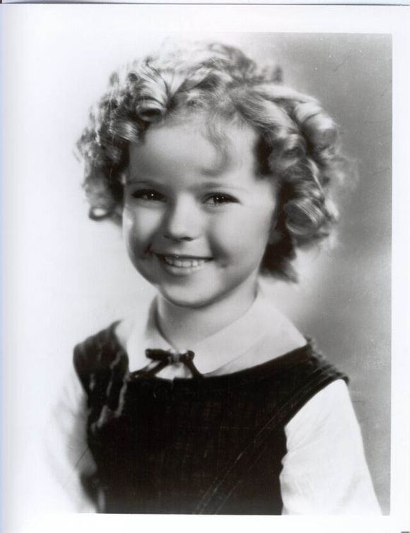 秀兰·邓波尔（Shirley Temple，1928年4月23日-2014年2月11日），儿童时期为美国著名童星之一，美国历史上第一位女礼宾司司长。生于美国加利福尼亚州的圣莫尼卡。她的父亲乔治·弗朗西斯·邓波儿，（George Francis Temple）是一位银行的出纳员，她母亲格特鲁德·阿米莉亚·邓波儿，是一位家庭主妇。她的祖先来自于英国、德国及荷兰。