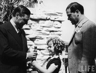 秀兰·邓波尔（Shirley Temple，1928年4月23日-2014年2月11日），儿童时期为美国著名童星之一，美国历史上第一位女礼宾司司长。生于美国加利福尼亚州的圣莫尼卡。她的父亲乔治·弗朗西斯·邓波儿，（George Francis Tem…