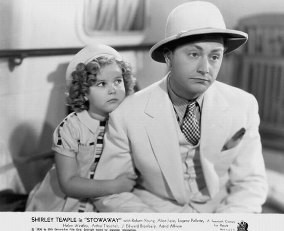 秀兰·邓波尔（Shirley Temple，1928年4月23日-2014年2月11日），儿童时期为美国著名童星之一，美国历史上第一位女礼宾司司长。生于美国加利福尼亚州的圣莫尼卡。她的父亲乔治·弗朗西斯·邓波儿，（George Francis Temple）是一位银行的出纳员，她母亲格特鲁德·阿米莉亚·邓波儿，是一位家庭主妇。她的祖先来自于英国、德国及荷兰。