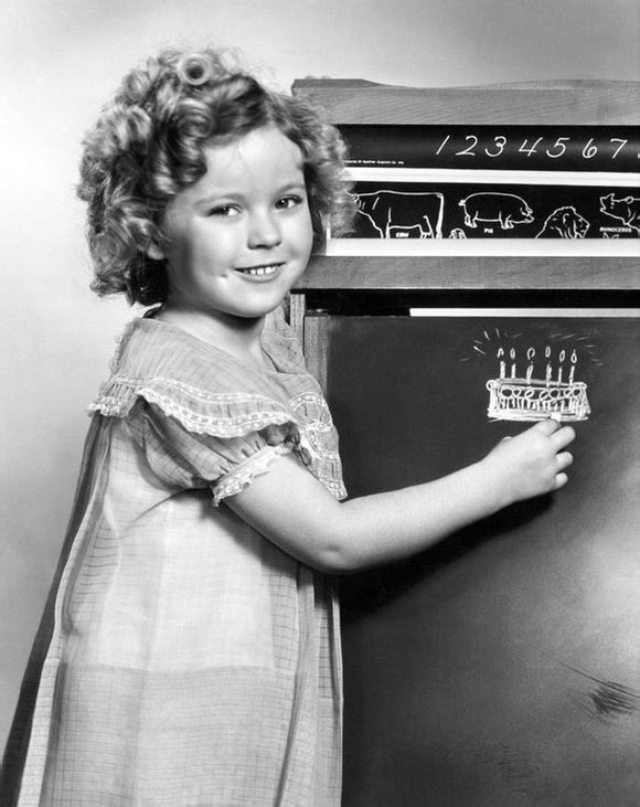 秀兰·邓波尔（Shirley Temple，1928年4月23日-2014年2月11日），儿童时期为美国著名童星之一，美国历史上第一位女礼宾司司长。生于美国加利福尼亚州的圣莫尼卡。她的父亲乔治·弗朗西斯·邓波儿，（George Francis Temple）是一位银行的出纳员，她母亲格特鲁德·阿米莉亚·邓波儿，是一位家庭主妇。她的祖先来自于英国、德国及荷兰。