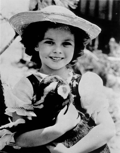 秀兰·邓波尔（Shirley Temple，1928年4月23日-2014年2月11日），儿童时期为美国著名童星之一，美国历史上第一位女礼宾司司长。生于美国加利福尼亚州的圣莫尼卡。她的父亲乔治·弗朗西斯·邓波儿，（George Francis Temple）是一位银行的出纳员，她母亲格特鲁德·阿米莉亚·邓波儿，是一位家庭主妇。她的祖先来自于英国、德国及荷兰。