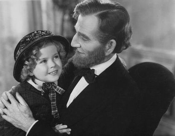 秀兰·邓波尔（Shirley Temple，1928年4月23日-2014年2月11日），儿童时期为美国著名童星之一，美国历史上第一位女礼宾司司长。生于美国加利福尼亚州的圣莫尼卡。她的父亲乔治·弗朗西斯·邓波儿，（George Francis Temple）是一位银行的出纳员，她母亲格特鲁德·阿米莉亚·邓波儿，是一位家庭主妇。她的祖先来自于英国、德国及荷兰。