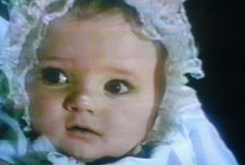 秀兰·邓波尔（Shirley Temple，1928年4月23日-2014年2月11日），儿童时期为美国著名童星之一，美国历史上第一位女礼宾司司长。生于美国加利福尼亚州的圣莫尼卡。她的父亲乔治·弗朗西斯·邓波儿，（George Francis Temple）是一位银行的出纳员，她母亲格特鲁德·阿米莉亚·邓波儿，是一位家庭主妇。她的祖先来自于英国、德国及荷兰。