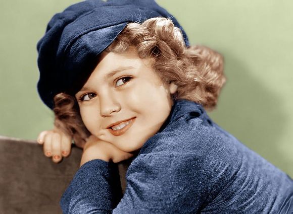 秀兰·邓波尔（Shirley Temple，1928年4月23日-2014年2月11日），儿童时期为美国著名童星之一，美国历史上第一位女礼宾司司长。生于美国加利福尼亚州的圣莫尼卡。她的父亲乔治·弗朗西斯·邓波儿，（George Francis Temple）是一位银行的出纳员，她母亲格特鲁德·阿米莉亚·邓波儿，是一位家庭主妇。她的祖先来自于英国、德国及荷兰。