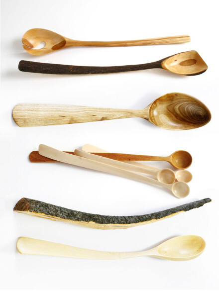 英国艺术家Nic Webb用随手拾到的木料设计制作木勺。作者自述：“我追求一种天然的方式去创作。让原料和灵感自然互动，我热衷于探索的主题是手作的功能、仪式感、历史和文化 ”