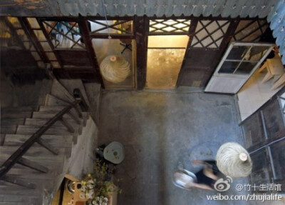 吾号是一家北京设计概念店，成立于2010年，该店铺以中国传统的五行作为主要概念，展出了超过55位国内外设计师的作品。在北京设计周期间，吾号与中国社会企业宁静二天茶坊合作，共同策划主办了此次展览。茶馆二楼展出…