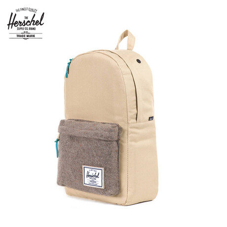 Herschel 卡其白外加针织的灰色前袋,Woodside一直是秋冬季节热爱户外人士的首选.