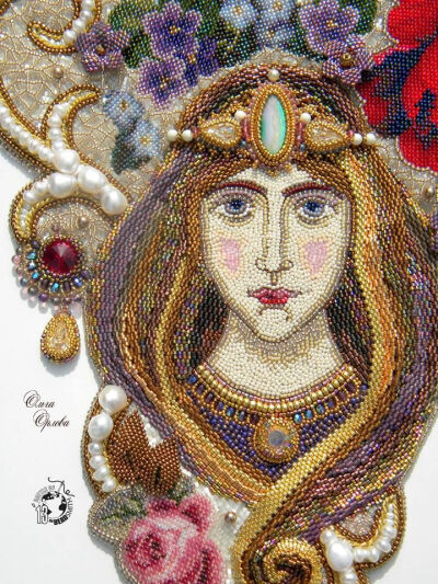 WOW - Olga Orlova: Queen Of The Garden made from beads...