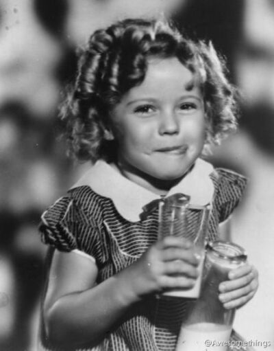 以童星身份出道的美国传奇影星秀兰·邓波儿（Shirley Temple）今日逝世，终年85岁。
