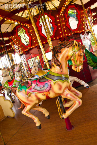 户外,多色的,马,古典式,白昼_121624712_Merry-go-round rides_创意图片_Getty Images China