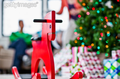 人,玩具,室内,圣诞节,装饰_83402748_Red Rocking Horse near Christmas Tree_创意图片_Getty Images China