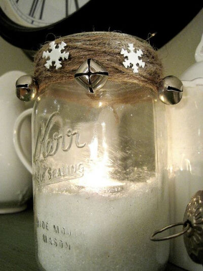 These are so fun and easy to make for the holidays! Come see this 'jingle bell mason jar' and other original ideas for cute variations!