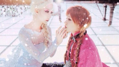 (ཀ .̫ ཀ)被《冰雪奇缘》的这组cosplay美哭了，泪流满面的那种……为神还原献出膝盖……来自tumblr