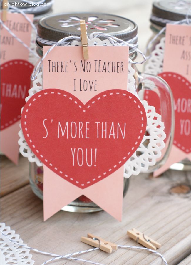 Adorable Teacher Valentines Day gifts! Mason jars filled with s'mores snack mix. Free printables!