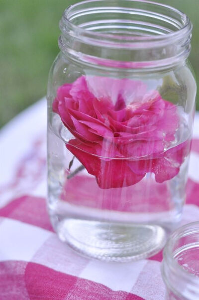 Mason Jar Picnic Ideas centerpiece flower float. Cute addition to any picnic table!