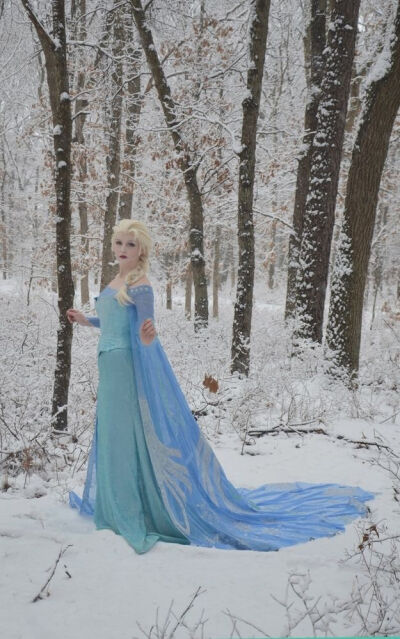 FROZEN And then, luckily, a snow storm arrived just in time for a photo shoot. | This Teenage Girl Pulled Off Some Of The Best “Frozen” Cosplay You’ll Ever See