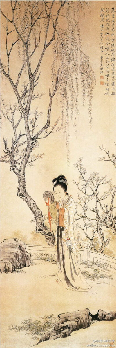 清 陈崇光《柳下晓妆图》--- 图中杨柳低垂，桃红点点，清寒未退。一位仕女手持铜镜，正整理晨妆。画家以小写意花鸟画法写景，点叶皴干，勾草染石。人物则笔法细致，注意设色的搭配协调。整幅画面清新动人，婉约脱俗…