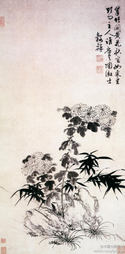 明 王彀祥《翠竹黄花图》--- 此图以墨彩写竹、菊二君。勾花点叶以成菊、浓墨撇写以成竹。师法文徵明，笔墨潇洒，如大匠运斤，随手成形，风姿绰约。画面清韵悠长，意境高远。