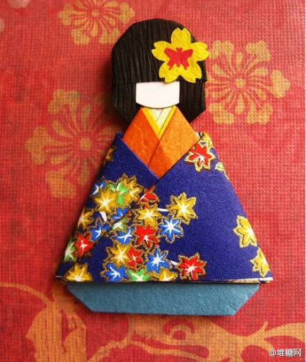 日本和服折纸娃娃。可作书签，可作拼纸画，也可以作为礼品盒的封面，发挥你的想像力，带出一股书卷味。（来自*可爱多*）