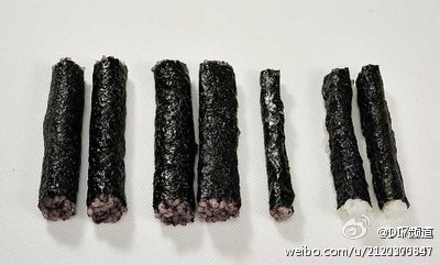 #DIY美食# 【教你做熊猫寿司】1、先做7根紫菜卷，其中5根包黑米，分别做眼睛鼻子和耳朵，另外两根包白米（包一半就行）做嘴巴。2、按下图凹出米饭的造型。3、找准位置放上眼睛鼻子和嘴巴的紫菜卷，然后卷起来。4、最后黏上耳朵就成型啦。5、鼻子也可以用胡萝卜或者黄瓜来代替！|源自网络