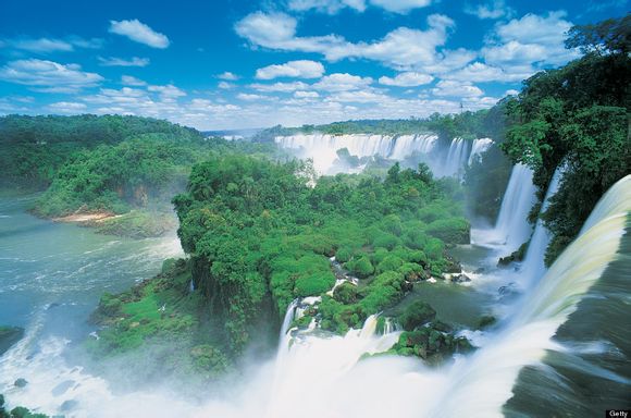 伊瓜苏瀑布位于巴西和阿根廷交界处，呈半圆形，宽约2.5英里。