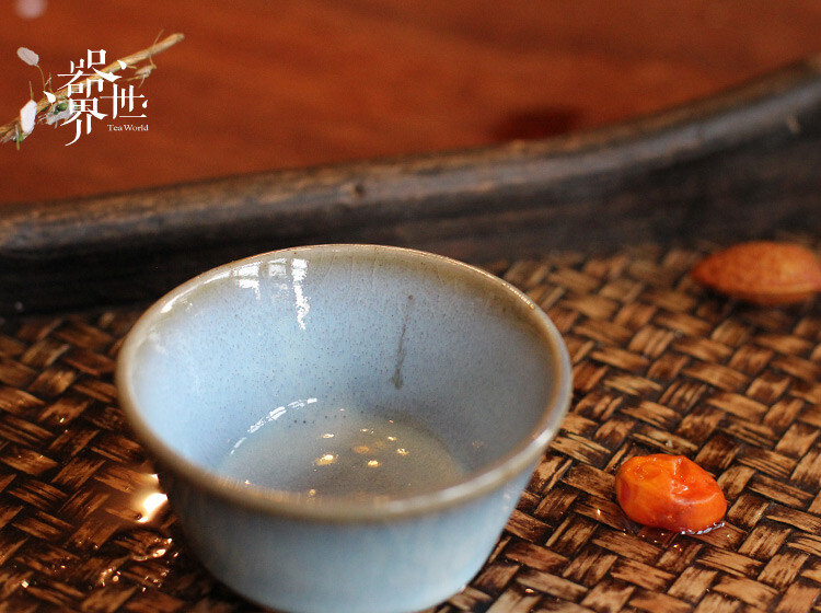 【器世界】精品茶具#任星航鈞瓷藝術(shù) 精品鈞瓷茶具#品茗杯-釉水的配制是各個窯口的秘中之秘，也是最能影響鈞瓷效果的因素之一。任星航先生繼承了任堅先生的在釉料配制方面的經(jīng)驗，潛心于釉料的配制。任星航作品所施釉水，釉色瑩潤，清麗淡雅。達(dá)到了“雨過天晴云破處，夕陽紫翠忽成嵐”藝術(shù)效果。