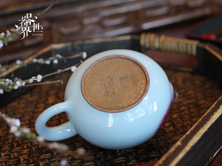 【器世界】精品茶具 #省级工艺大师靳林琳 钧瓷茶壶# 收藏品 -“白胎烧就彩虹来，无色成窑画作开”，古人之诗赞出钧瓷的图案之美。钧瓷釉面，在高温烧制中，釉料交融，自然流变，形成千姿百态的图形，如同国画艺术中的大写意，形神兼备，似真似幻，意境无穷。