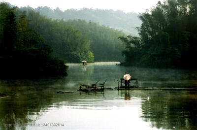 竹林风景-竹林山丘中间的小河里泛起的小舟高清图片素材