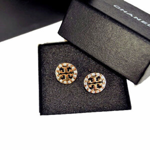 大牌款 做工精致 时尚 百搭 耳钉 配饰