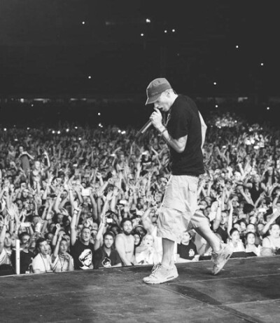 [EMINEMCN.COM图片]Eminem: “Melbourne’s fans were incredible as usual. Thanks for a great show.”