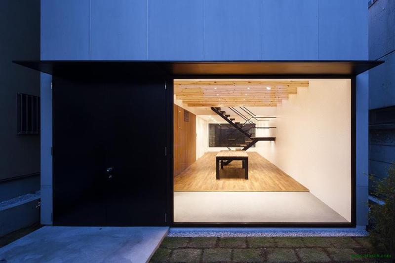 【Daizawa 住宅】Nobuo Araki 设计，位于日本东京世田谷区。白色的建筑外观，门的设计让人想起了传统的日本茶室，安静祥和。 http://126.am/7qbua1