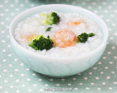 【虾仁砂锅粥】1.虾仁洗净，加盐、料酒腌15分钟;2.西兰花、虾仁分别焯水，备用;3.大米洗净，浸泡30分钟，放入砂锅中;4.加盖，大火煮开，转小火煮至浓稠;5.放入西兰花、虾仁，再次煮开，也可调味后出锅。