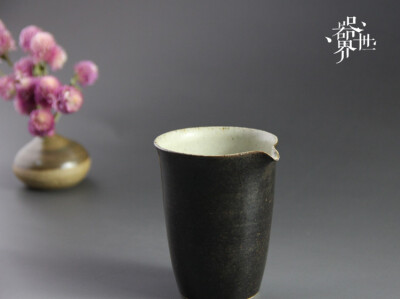 【器世界】粗陶茶具 纯手工粗陶公道杯#器世界陶艺师游佳作品 精品粗陶茶具# 飘逸杯 粗陶--“器皿很简单，本不复杂，简单的东西才能传达美的本质在里面，我始终认为万物之间有关联，并且这种关联越简单越美妙。” 由…