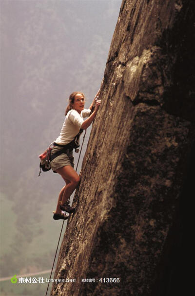 攀岩极限运动的女运动员摄影高清图片