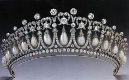 “The Cambridge Lover's Knot Tiara”，因为王冠上镶嵌的珍珠造型很像女人的泪滴，也被称之为“珍珠泪”。1914 年，玛丽女王命令珠宝匠依照她祖母剑桥公爵夫人的王冠仿造了这顶王冠，冠身全部用白银打造而成，原先顶部装饰有珍珠，自由拆卸的款式设计使拥有者可以根据爱好随意更换宝石的种类。传到黛安娜手上时，珍珠被转换成了钻石，拆下来的珍珠则被做成了相配的耳环、项链等。