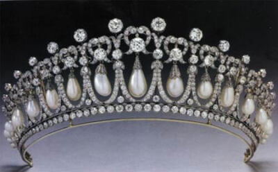 “The Cambridge Lover's Knot Tiara”，因为王冠上镶嵌的珍珠造型很像女人的泪滴，也被称之为“珍珠泪”。1914 年，玛丽女王命令珠宝匠依照她祖母剑桥公爵夫人的王冠仿造了这顶王冠，冠身全部用白银打造而成，原先…