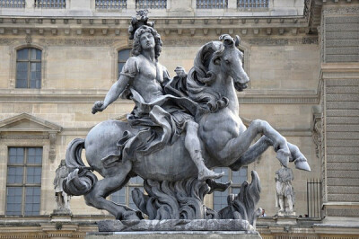 路易十四 ?????????路易十四（Louis XIV of France，1638-1715）是五岁即位的法国皇帝，在位和执政72年（1643-1715），世界上在位时间最长的君主之一。路易十四酷爱艺术，建造了举世闻名的凡尔赛宫和其他许多法国的…